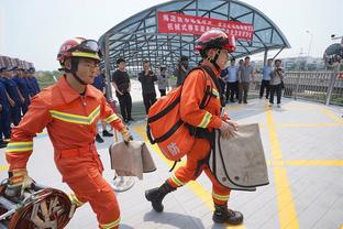 今日趣图：曼联领先半场，曼城也领先半场，差距确实不大！